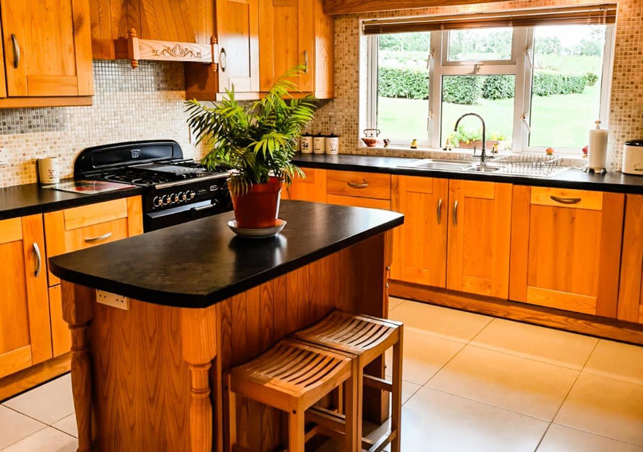 Moat Holiday Rental Lisnaskea 외부 사진